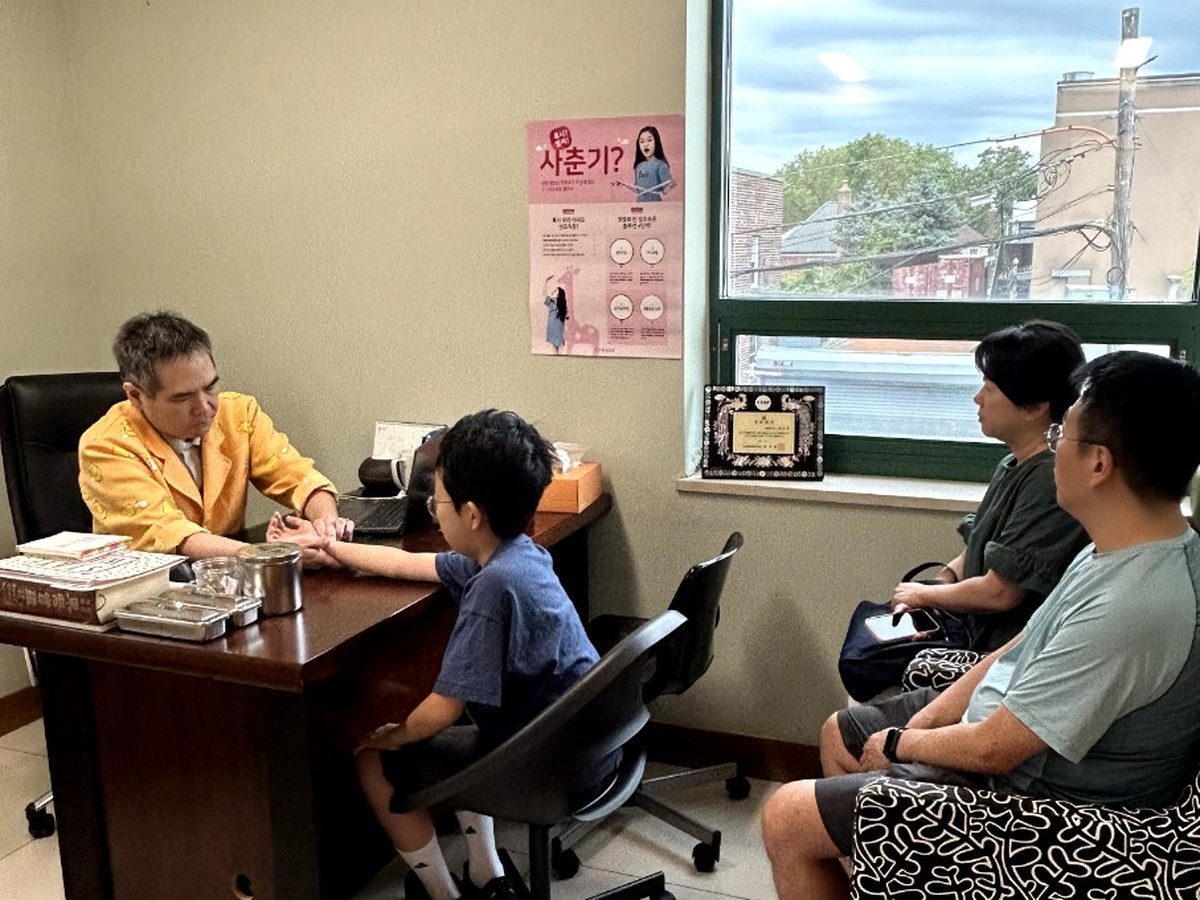 A family consulting with the doctor at Hamsoa NY